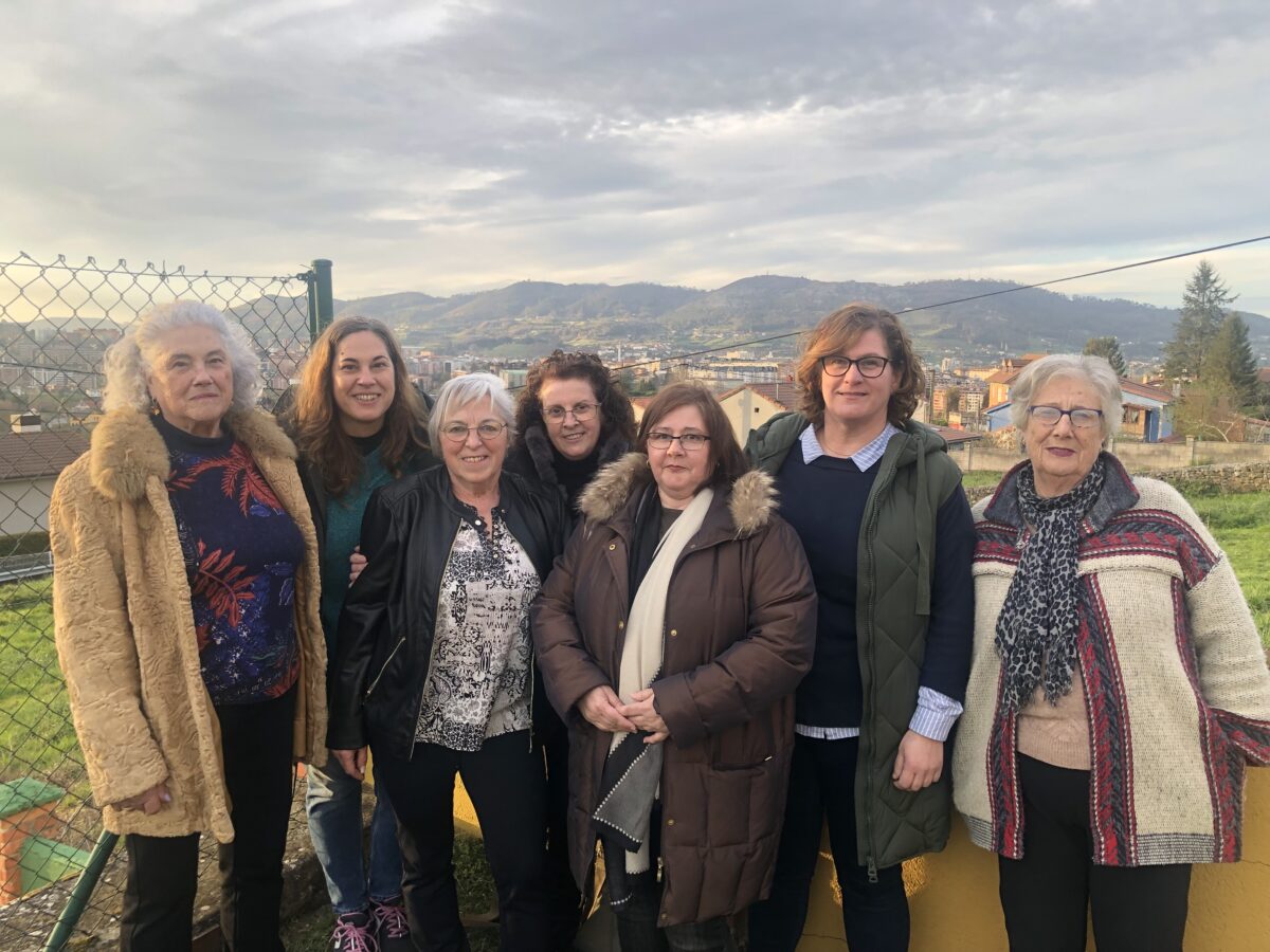De izquierda a derecha: Ángeles y María (Rest. El Dago), Amalia (Sidrería Entrerríos), Geli (Casa Álvaro), Carmen (Sidrería El Caserón), Bárbara (Rest. Los Corzos) y Carmina (Sidrería El Caserón). FOTO: AVV Santiago de la Manxoya